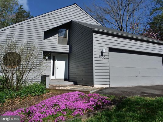 Attached, Exterior, Facade, None