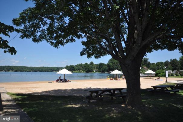 Exterior, Lake