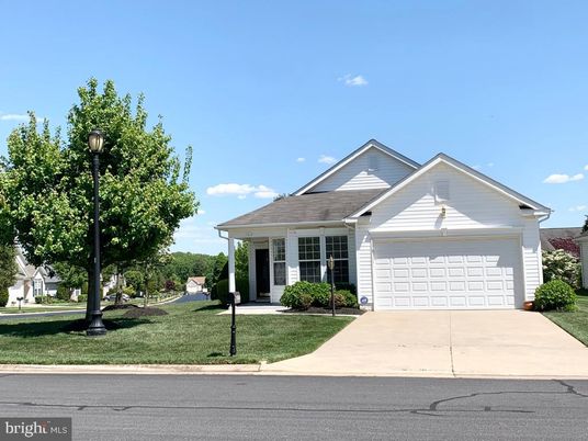 Attached, Exterior, Facade, Ranch
