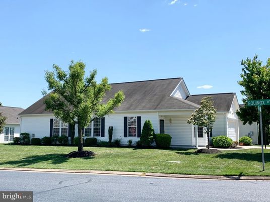 Attached, Exterior, Facade, Cape Cod