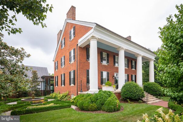 Exterior, Facade, Brick Facade, Georgian