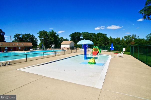 Exterior, Playground, Pool