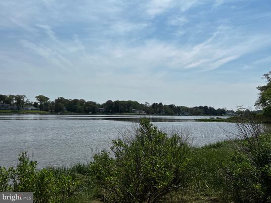 Exterior, Lake