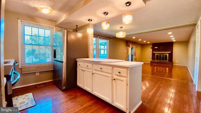 Fireplace, Interior, Kitchen, Pendant Lights, Recessed Lighting, Wood Texture Flooring