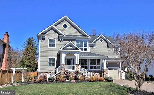 Attached, Exterior, Facade, Queen Anne Victorian