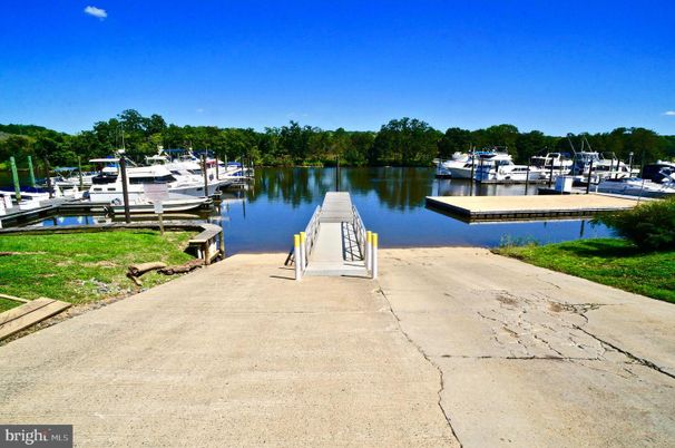 Exterior, Lake