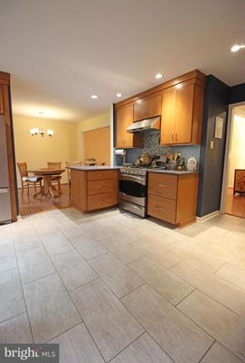Chandelier, Dining room, Interior, Kitchen, Recessed Lighting, Stainless Steel Appliances