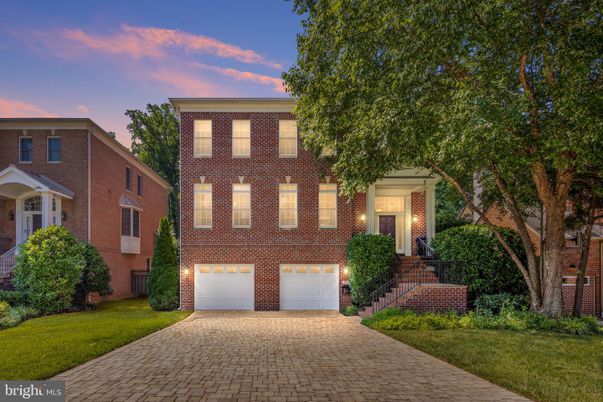 Attached, Exterior, Facade, Brick Facade, Georgian