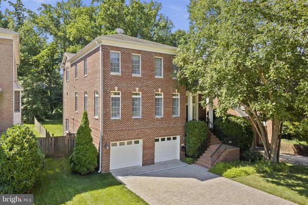 Attached, Exterior, Facade, Brick Facade, Georgian