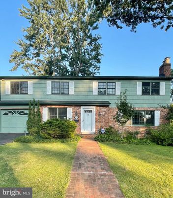 Attached, Exterior, Facade, Brick Facade, Raised Ranch