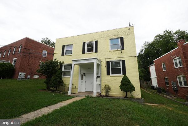 Exterior, Facade, Rowhouse