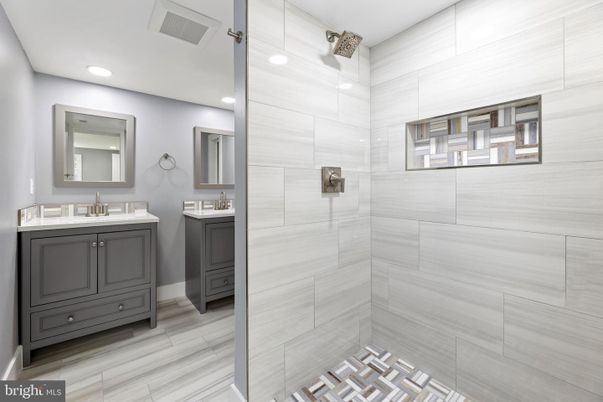 Bathroom, Dual Sink Vanities, Interior, Recessed Lighting