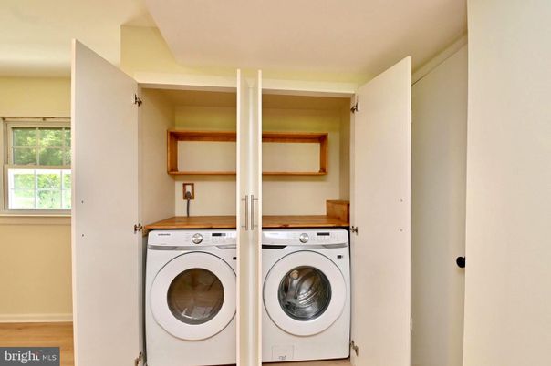 Interior, Utility Closets, Washer, Wood Texture Flooring