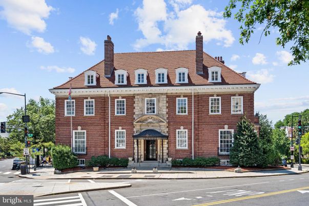 Exterior, Facade, Brick Facade, Georgian