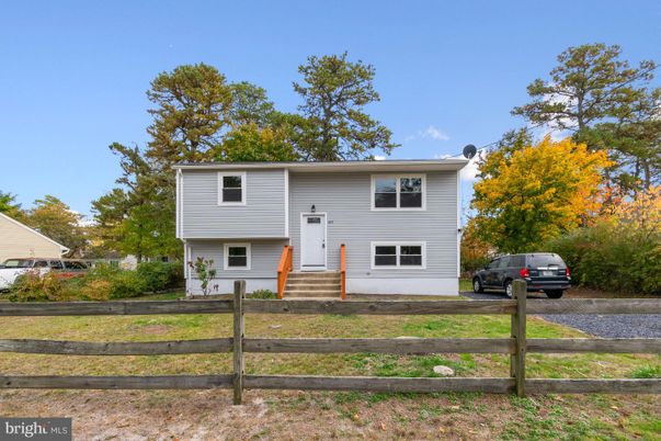 Exterior, Facade, Raised Ranch