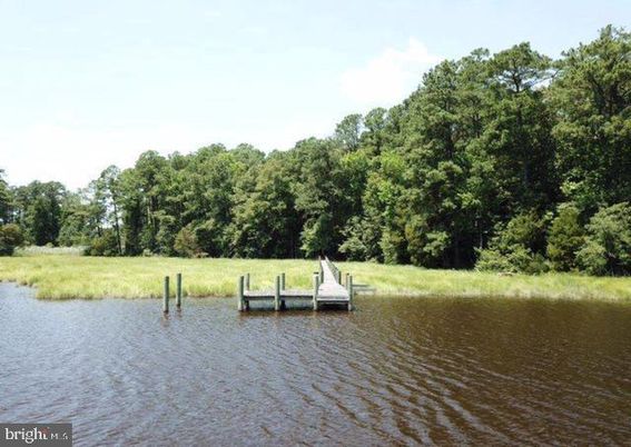 Exterior, Lake
