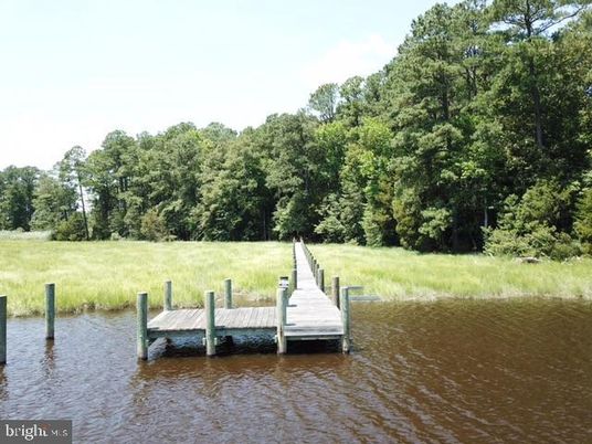 Exterior, Lake