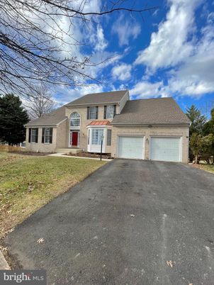 Attached, Exterior, Facade, Cape Cod