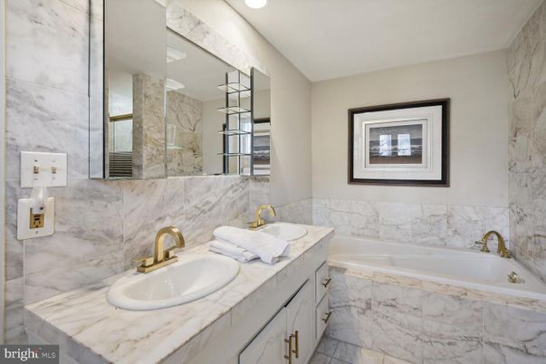 Bathroom, Interior, Marble, Marble Walls, Recessed Lighting