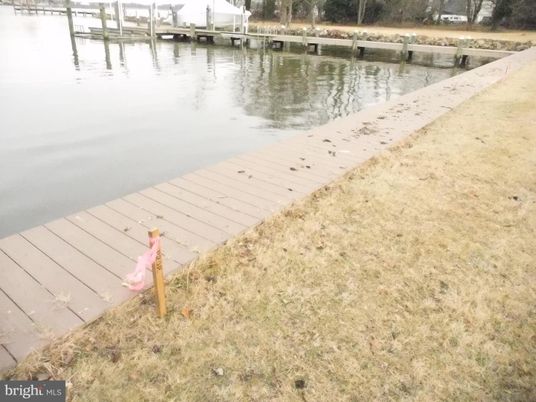 Exterior, Lake