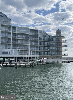 Exterior, Lake