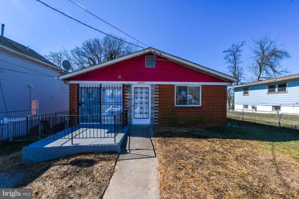 Backyard, Exterior, Facade, Brick Facade, Ranch