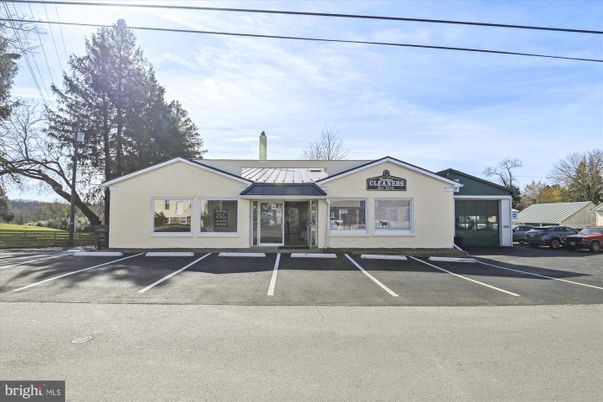 Exterior, Facade, Ranch