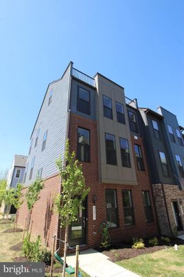 Exterior, Facade, Brick Facade, Rowhouse