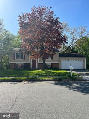 Attached, Exterior, Facade, Brick Facade, Raised Ranch