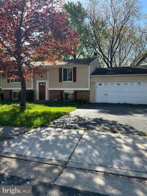 Attached, Exterior, Facade, Brick Facade, Raised Ranch