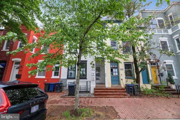 Exterior, Facade, Rowhouse