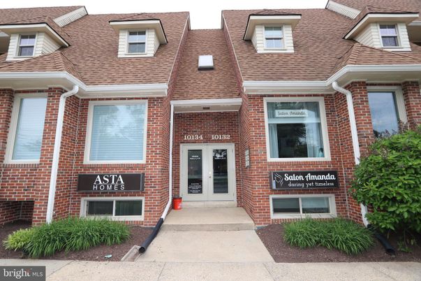 Exterior, Facade, Brick Facade, Rowhouse