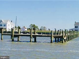 Exterior, Lake