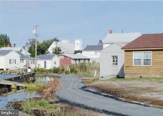 Exterior, Lake