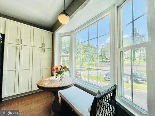 Interior, Pendant Lights, Sun Room, Wood Texture Flooring