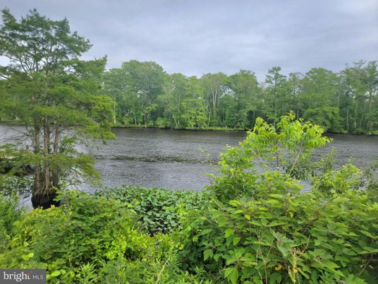 Exterior, Lake
