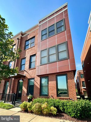 Exterior, Facade, Brick Facade, Rowhouse