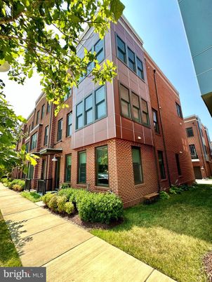 Exterior, Facade, Brick Facade, Rowhouse