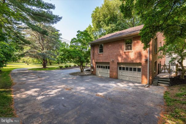 Attached, Exterior, Facade, Brick Facade, Raised Ranch