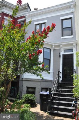 Exterior, Facade, Rowhouse