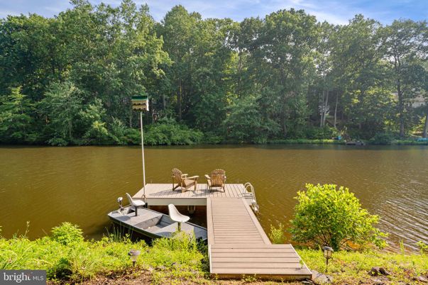 Exterior, Lake