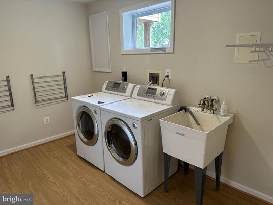Interior, Washer, Wood Texture Flooring