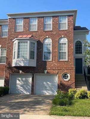 Attached, Exterior, Facade, Brick Facade, Georgian