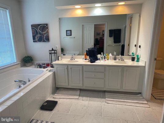Bathroom, Dual Sink Vanities, Interior, Recessed Lighting