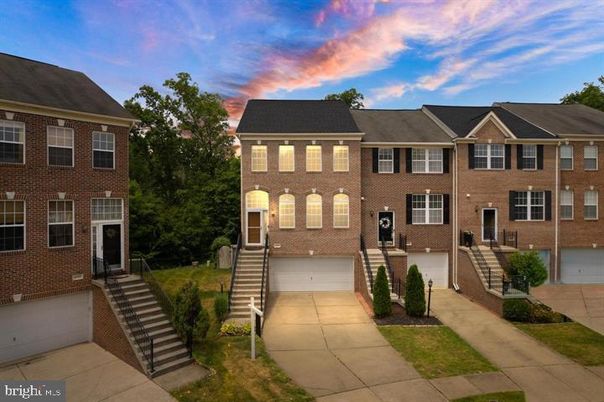 Attached, Exterior, Facade, Brick Facade, Georgian