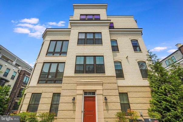 Exterior, Facade, Rowhouse