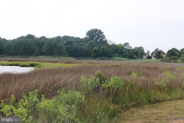 Exterior, Lake