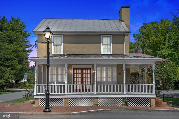 Exterior, Facade, American Foursquare