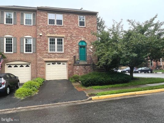 Attached, Exterior, Facade, Brick Facade, Georgian