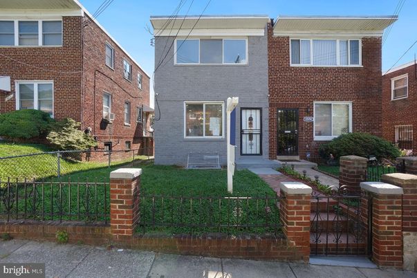 Exterior, Facade, Brick Facade, Rowhouse